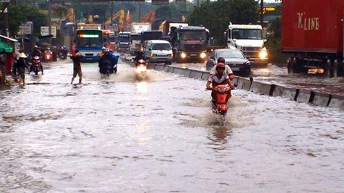 TP.Hồ Chí Minh: 1 người tử vong, nhiều xe máy bị cuốn trôi sau mưa lớn - Ảnh 4