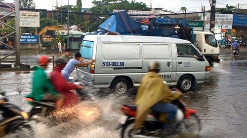 TP.Hồ Chí Minh: 1 người tử vong, nhiều xe máy bị cuốn trôi sau mưa lớn - Ảnh 5