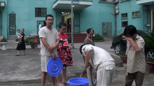 Hà Nội: Người dân khốn khổ vì mất nước sạch kéo dài - Ảnh 2