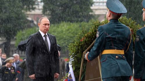 Tổng thống Putin tiết lộ lý do đội mưa viếng mộ liệt sĩ vô danh - Ảnh 1
