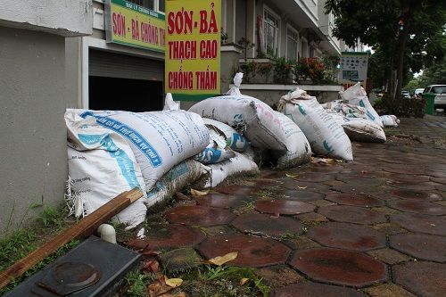Hà Nội: Người dân "đắp đê" chống nước ngập vào nhà - Ảnh 8