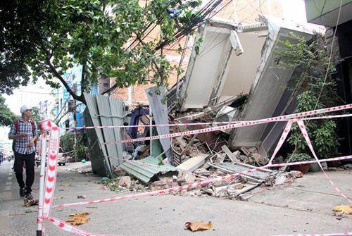 Nguyên nhân khiến 2 ngôi nhà ở Sài Gòn đổ sập hoàn toàn - Ảnh 2