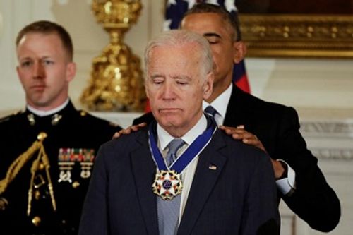 Phó Tổng thống Mỹ Biden bật khóc trước món quà từ ông Obama - Ảnh 1