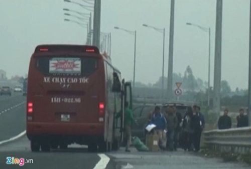 Bến cóc bỗng nhiên "mọc" trên cao tốc hiện đại nhất Việt Nam - Ảnh 1