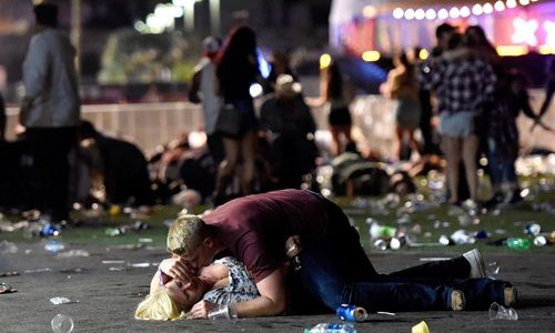 Khoảnh khắc kinh hoàng trong vụ xả súng tại Las Vegas qua tấm hình của phóng viên - Ảnh 1