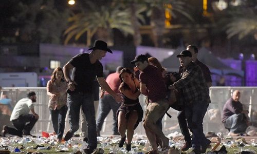 Khoảnh khắc kinh hoàng trong vụ xả súng tại Las Vegas qua tấm hình của phóng viên - Ảnh 3