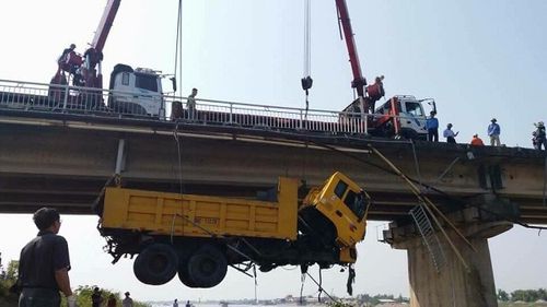 Mất lái, xe tải 11 tấn "làm xiếc" trên cầu rồi lao xuống sông - Ảnh 1