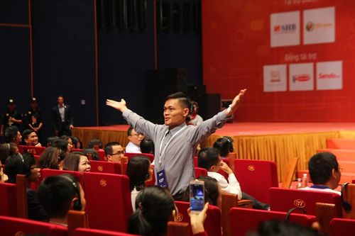"Fan cuồng" quỳ gối, hô vang "I love Jack Ma" giữa hội trường lớn - Ảnh 2