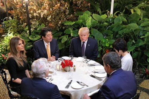 Tổng thống Donald Trump mời Thủ tướng Shinzo Abe ăn tối tại khu nghỉ dưỡng - Ảnh 1