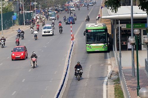 Hà Nội bắt đầu xử phạt ô tô, xe máy lấn làn buýt nhanh BRT - Ảnh 2