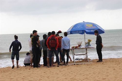 Tắm biển Quy Nhơn, hai sinh viên bị sóng cuốn mất tích  - Ảnh 1