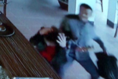 Điều tra vụ người đàn ông Trung Quốc hành hung nữ nhân viên quán cafe - Ảnh 1