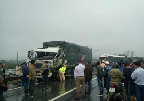 Xe tải bất ngờ bị lật ở chân cầu Gianh, quốc lộ 1A ách tắc hàng km - Ảnh 2