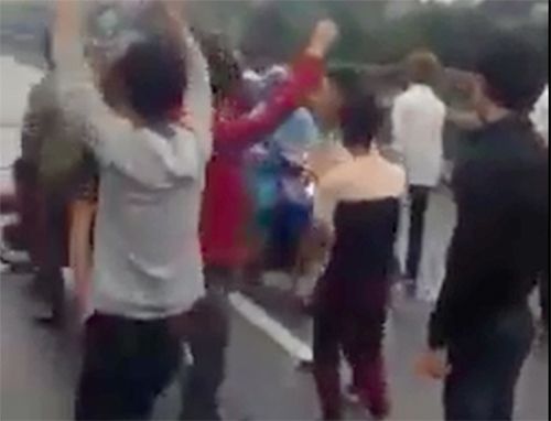 Hàng chục thanh niên bật nhạc nhảy múa giữa quốc lộ 1A - Ảnh 1