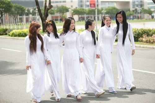 TP. Hồ Chí Minh khuyến khích công chức, nữ sinh mặc áo dài 1-2 ngày/tuần - Ảnh 1