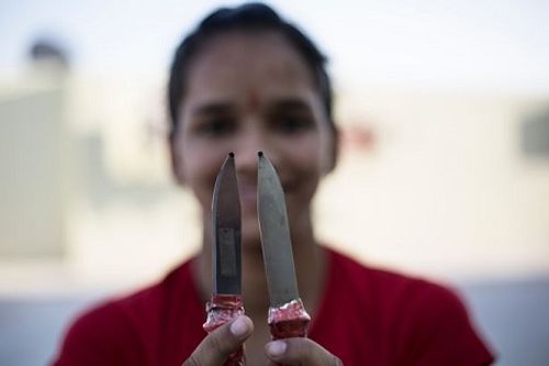 Bé gái 14 tuổi dùng dao nhọn để thay thế bút kẻ mắt khiến người xem 'nổi da gà' - Ảnh 3