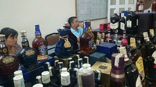 Cặp vợ chồng "chế" rượu Lào thành Chivas nhập ngoại lãnh án tù - Ảnh 2