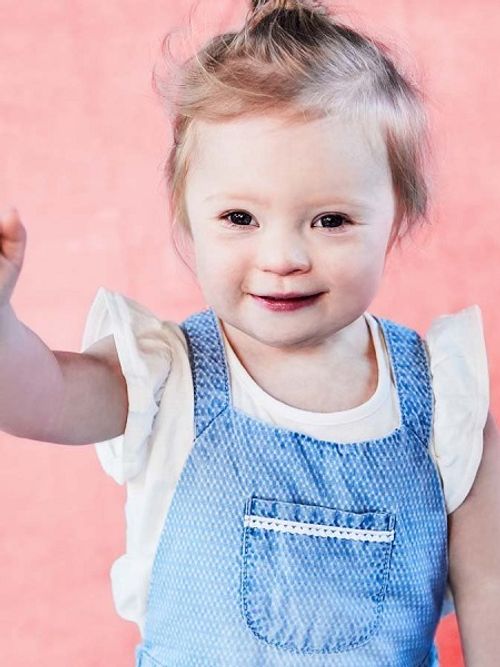 Bé gái 2 tuổi bị Down trở thành mẫu ảnh của nhãn hàng thời trang trẻ em - Ảnh 1
