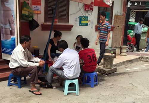 Sau chiến dịch giành vỉa hè, Hà Nội sắp xếp lại nơi bán hàng cho hộ nghèo - Ảnh 1