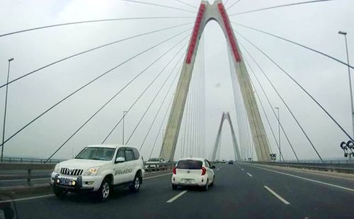 Xác minh thông tin CSGT cho xe đi ngược chiều trên cầu Nhật Tân - Ảnh 1