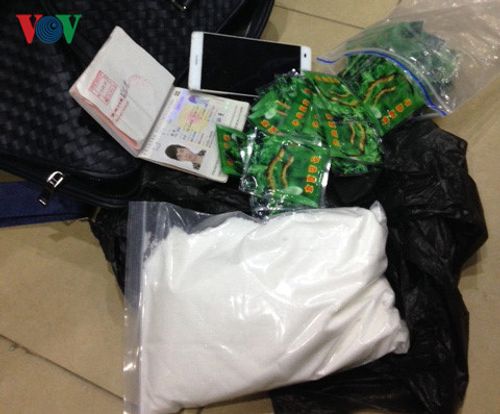Bắt quả tang người đàn ông Trung Quốc vận chuyển 1,24 kg ma túy vào Việt Nam - Ảnh 1