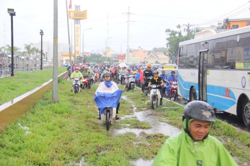 TP. Hồ Chí Minh mưa xối xả, nhiều tuyến đường ngập sâu trong giờ cao điểm - Ảnh 9