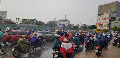 TP. Hồ Chí Minh mưa xối xả, nhiều tuyến đường ngập sâu trong giờ cao điểm - Ảnh 7