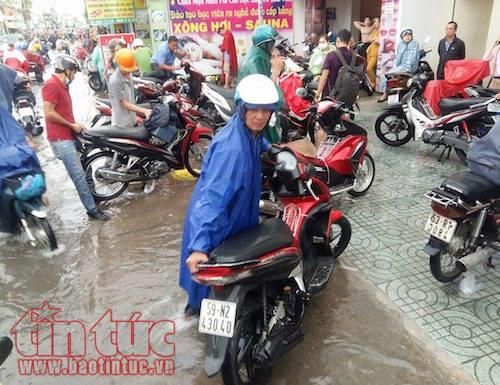 TP. Hồ Chí Minh mưa xối xả, nhiều tuyến đường ngập sâu trong giờ cao điểm - Ảnh 5