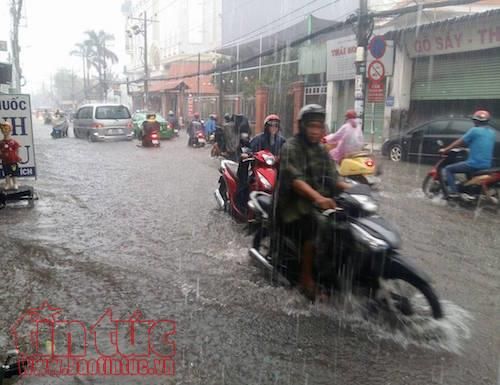 TP. Hồ Chí Minh mưa xối xả, nhiều tuyến đường ngập sâu trong giờ cao điểm - Ảnh 3
