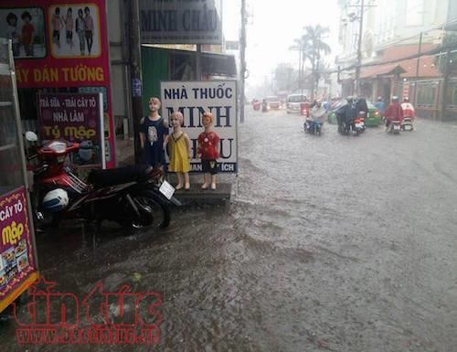 TP. Hồ Chí Minh mưa xối xả, nhiều tuyến đường ngập sâu trong giờ cao điểm - Ảnh 6