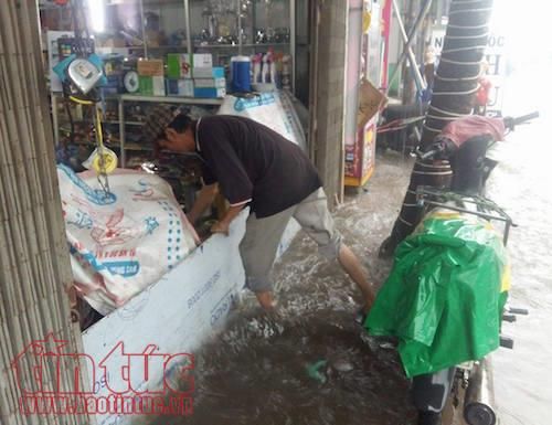TP. Hồ Chí Minh mưa xối xả, nhiều tuyến đường ngập sâu trong giờ cao điểm - Ảnh 10