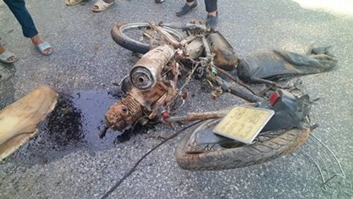 Xe bán tải đâm nát xe máy, 2 thiếu nữ thương vong trên đường Hồ Chí Minh - Ảnh 1