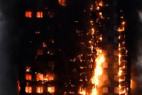 Cháy chung cư 24 tầng ở London: Số người chết tăng lên 17, chưa rõ số mất tích - Ảnh 1