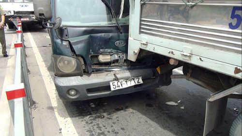Tai nạn liên hoàn, 6 ôtô dính chặt vào nhau trên đại lộ Võ Văn Kiệt  - Ảnh 3