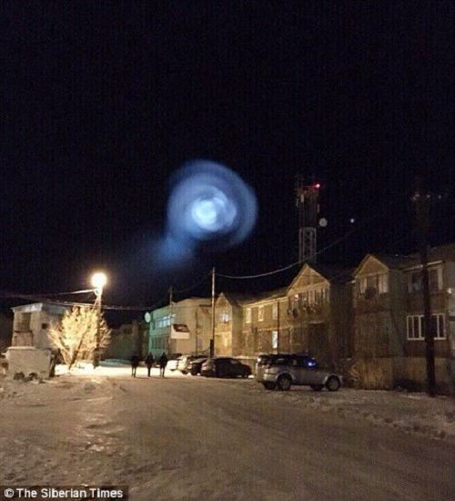 Quả cầu ánh sáng khổng lồ bí ẩn xuất hiện trên bầu trời Nga - Ảnh 1
