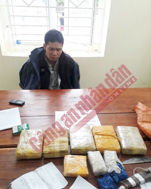 Sơn La: Bắt đối tượng người Lào vận chuyển 34.000 viên ma túy tổng hợp - Ảnh 1