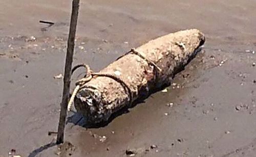 Đi đánh cá, phát hiện bom "khủng" nặng gần 240kg trên sông Hồng - Ảnh 1