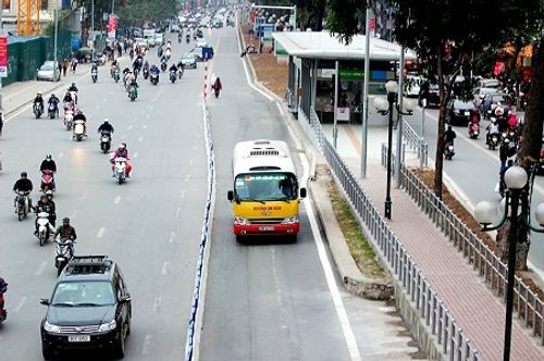 Hà Nội thí điểm cho xe buýt thường chạy vào làn BRT - Ảnh 1
