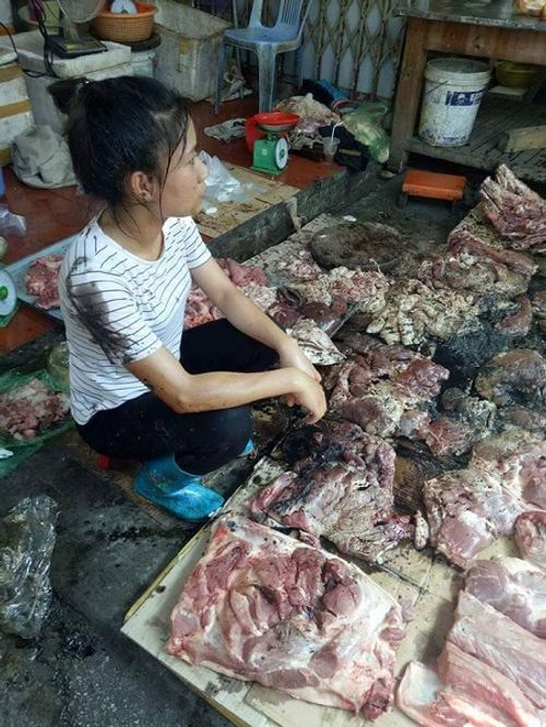 Người phụ nữ kể lại việc bị hắt dầu luyn trộn chất thải chỉ vì bán thịt lợn giá rẻ  - Ảnh 1