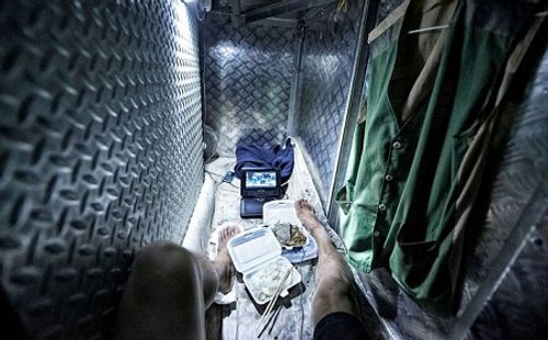 24h qua ảnh: Cuộc sống tù túng trong nhà "quan tài" ở Hồng Kông - Ảnh 1
