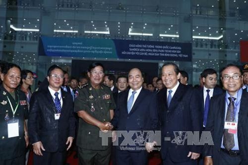 Thủ tướng Nguyễn Xuân Phúc và Thủ tướng Campuchia Hun Sen gặp gỡ nhân dân Bình Dương - Ảnh 1