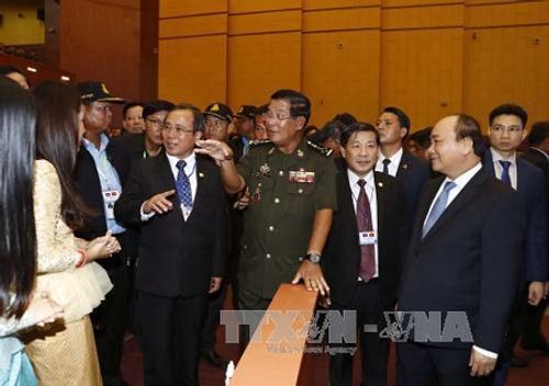 Thủ tướng Nguyễn Xuân Phúc và Thủ tướng Campuchia Hun Sen gặp gỡ nhân dân Bình Dương - Ảnh 2