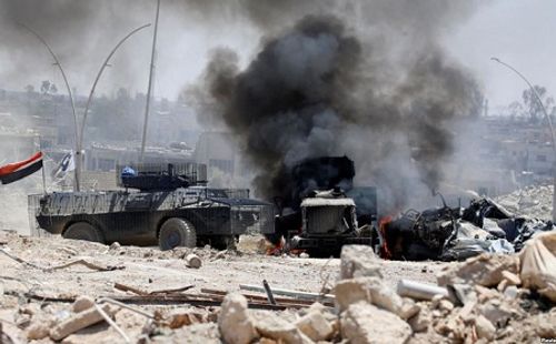 24h qua ảnh: Xe bọc thép quân đội Iraq đi qua vùng tử địa ở Mosul - Ảnh 1