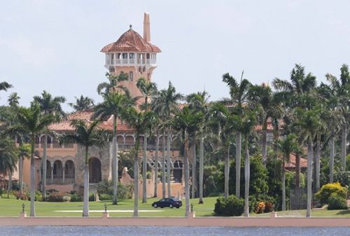Dân Mỹ kêu gọi ông Trump chuyển khu nghỉ dưỡng làm nơi tránh bão Irma - Ảnh 1
