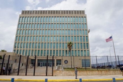 Mỹ yêu cầu rút 60% nhân viên khỏi Đại sứ quán ở Cuba - Ảnh 1