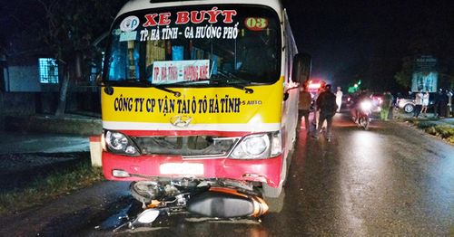 Hà Tĩnh: Va chạm trực diện với xe buýt, một phụ nữ tử vong tại chỗ - Ảnh 1