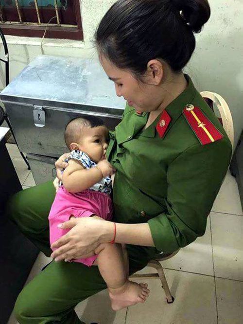 Nữ chiến sĩ công an không ngại ngần cho cháu bé bị bỏ rơi bú sữa mình - Ảnh 1