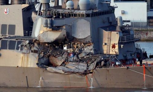 Tàu chiến Mỹ bị đâm vì phớt lờ cảnh báo  - Ảnh 1