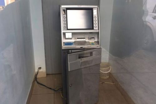 Đang dùng xà beng phá trụ ATM lấy tiền thì bị bắt giữ ngay tại chỗ - Ảnh 1