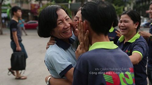 Chủ tịch Cộng đồng điếc câm TP.HCM xin lỗi mẹ ngay trên phố đi bộ Nguyễn Huệ - Ảnh 10